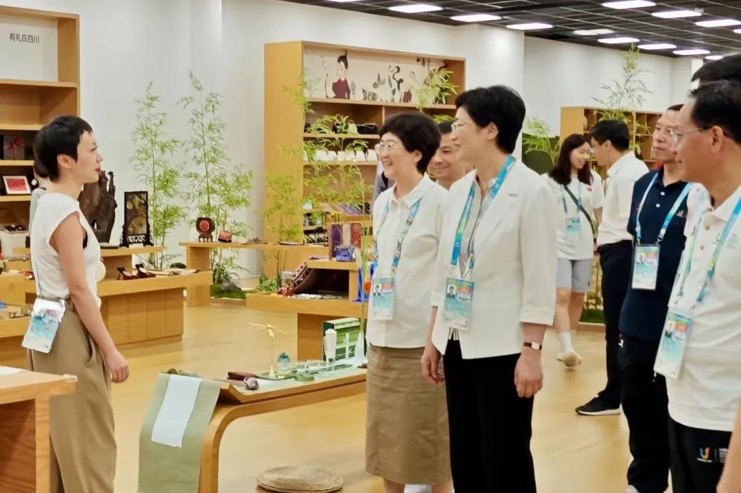 省、市領(lǐng)導視察大運村“有禮在四川”四川特色商品館