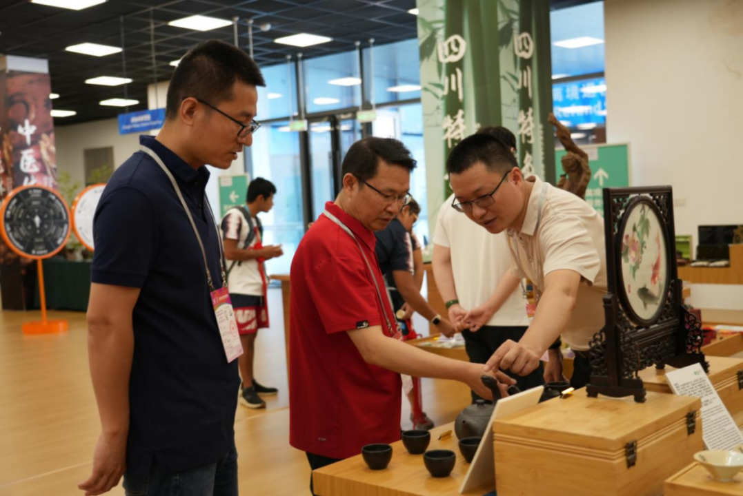 省尊龍凱時集團領(lǐng)導到大運村“有禮在四川”四川特色商品館調(diào)研指導工作