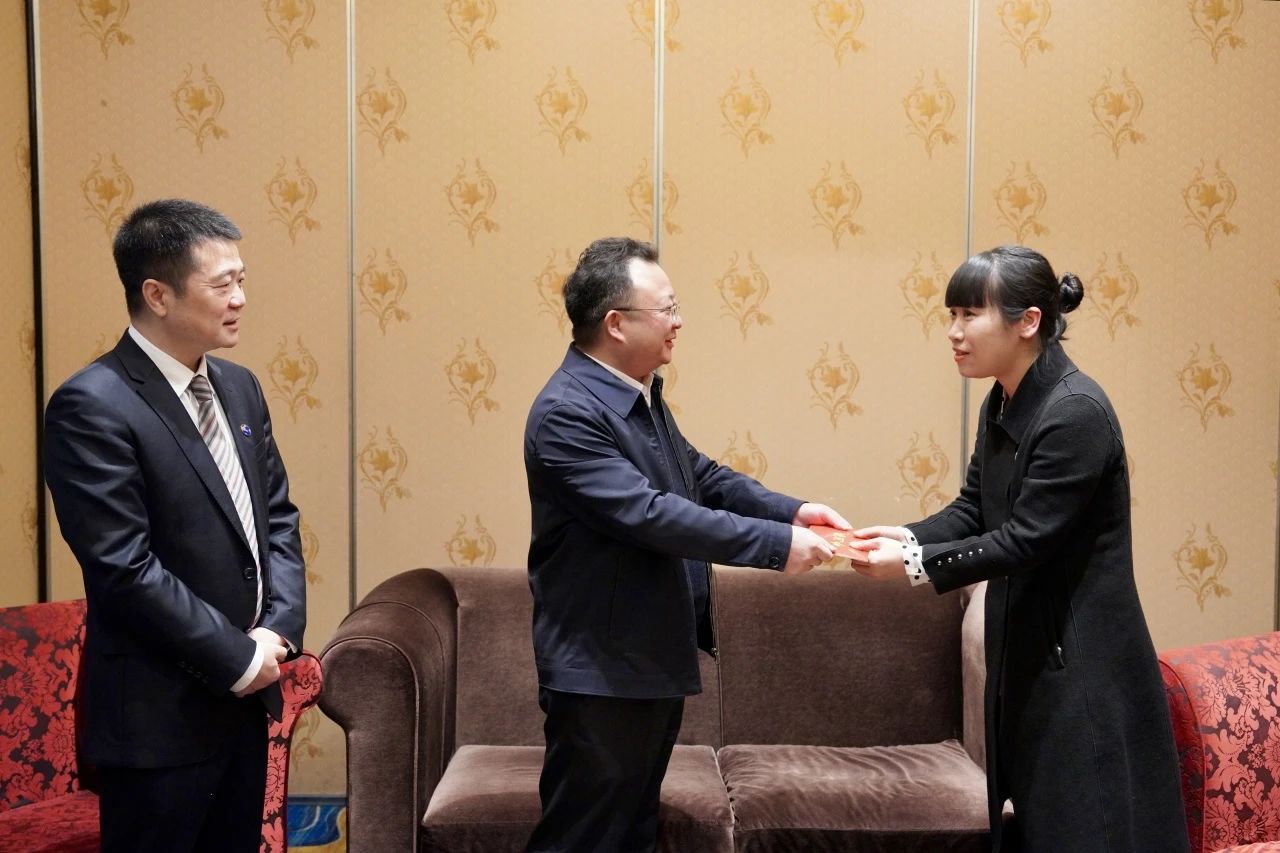 省國資委黨委委員、副主任何政一行走訪慰問省尊龍凱時(shí)集團(tuán)生活困難黨員
