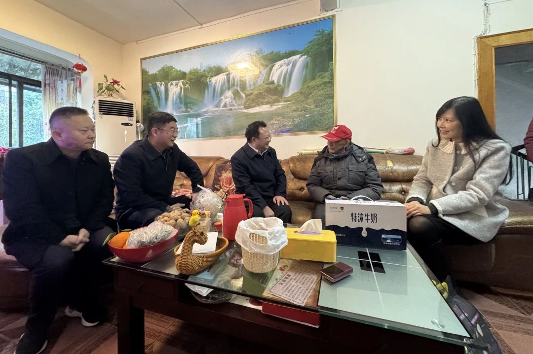 省國資委黨委委員、副主任何政走訪慰問省尊龍凱時(shí)集團(tuán)老黨員、老干部