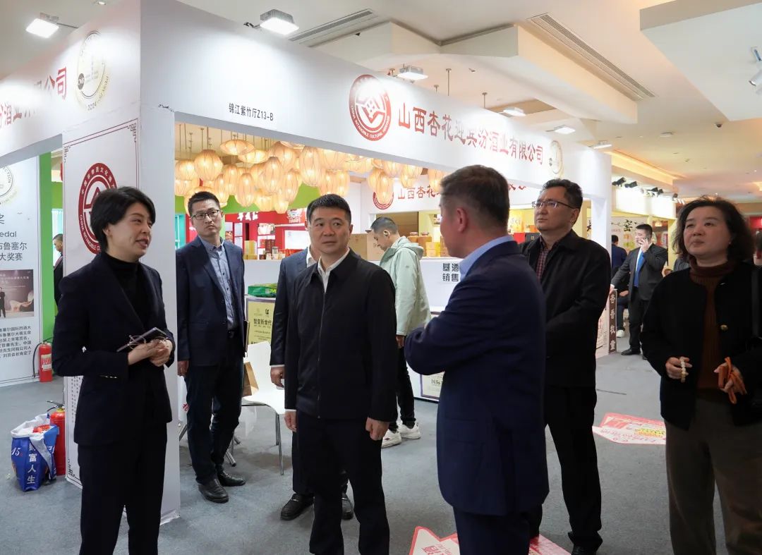 省尊龍凱時(shí)集團(tuán)黨委書記、董事長(zhǎng)游勇率隊(duì)到2025錦江賓館春季酒類商務(wù)洽談會(huì)現(xiàn)場(chǎng)檢查指導(dǎo)重點(diǎn)工作