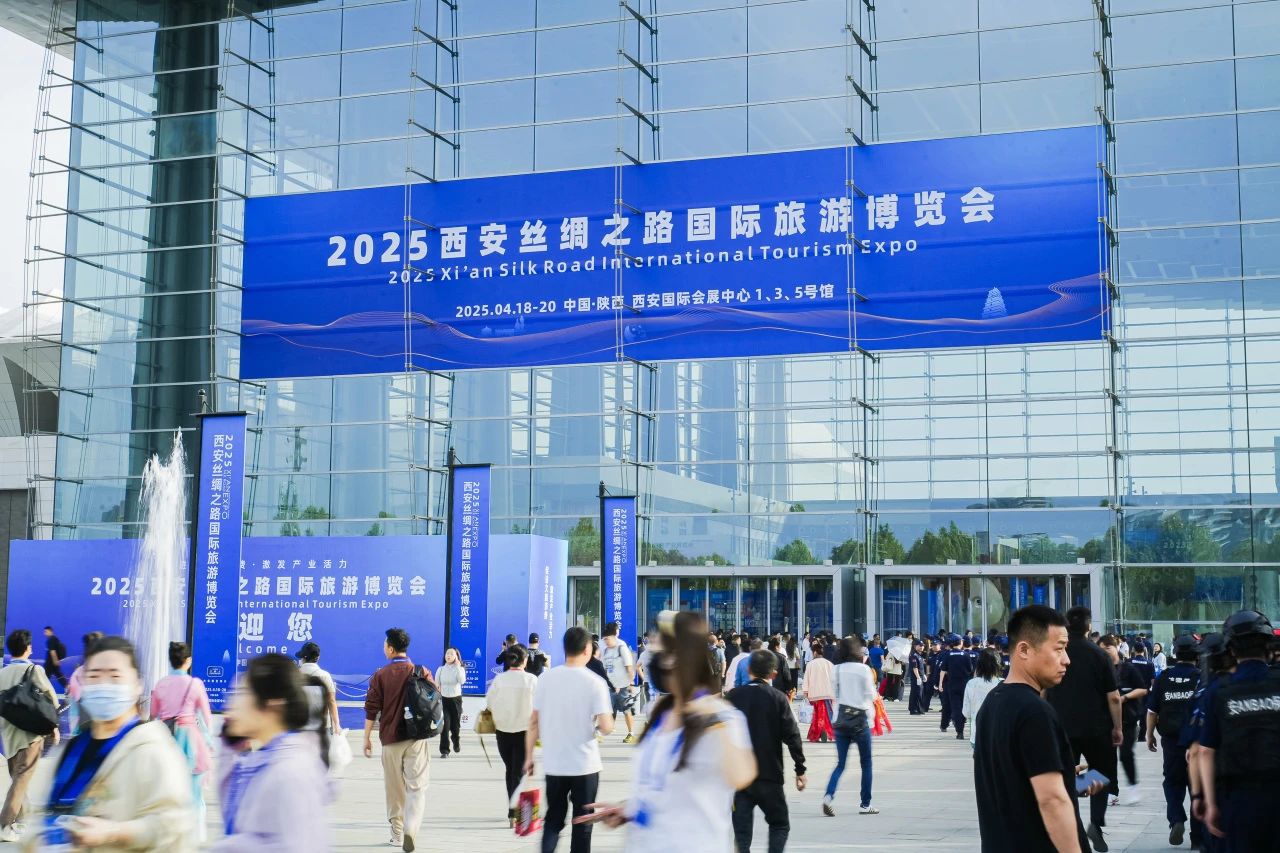 安逸號(hào)·熊貓專列“開進(jìn)”2025西安絲路旅博會(huì)！四川尊龍凱時(shí)打造“移動(dòng)的天府會(huì)客廳”