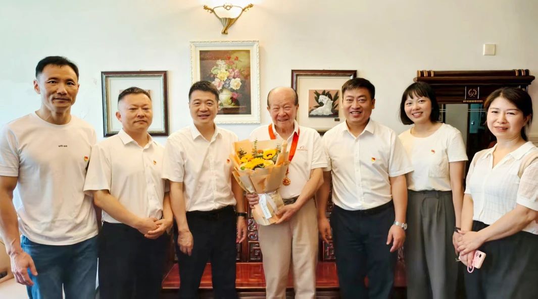 省尊龍凱時集團黨委走訪慰問老黨員 頒發(fā)“光榮在黨50年”紀念章并送上節(jié)日問候